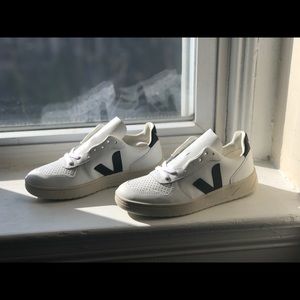 NWT: Veja V-10 Sneaker in Extra White and Black